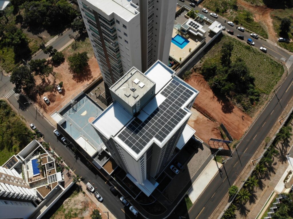 Sustentabilidade ambiental. Placas fotovoltaicas de um empreendimento FRZ