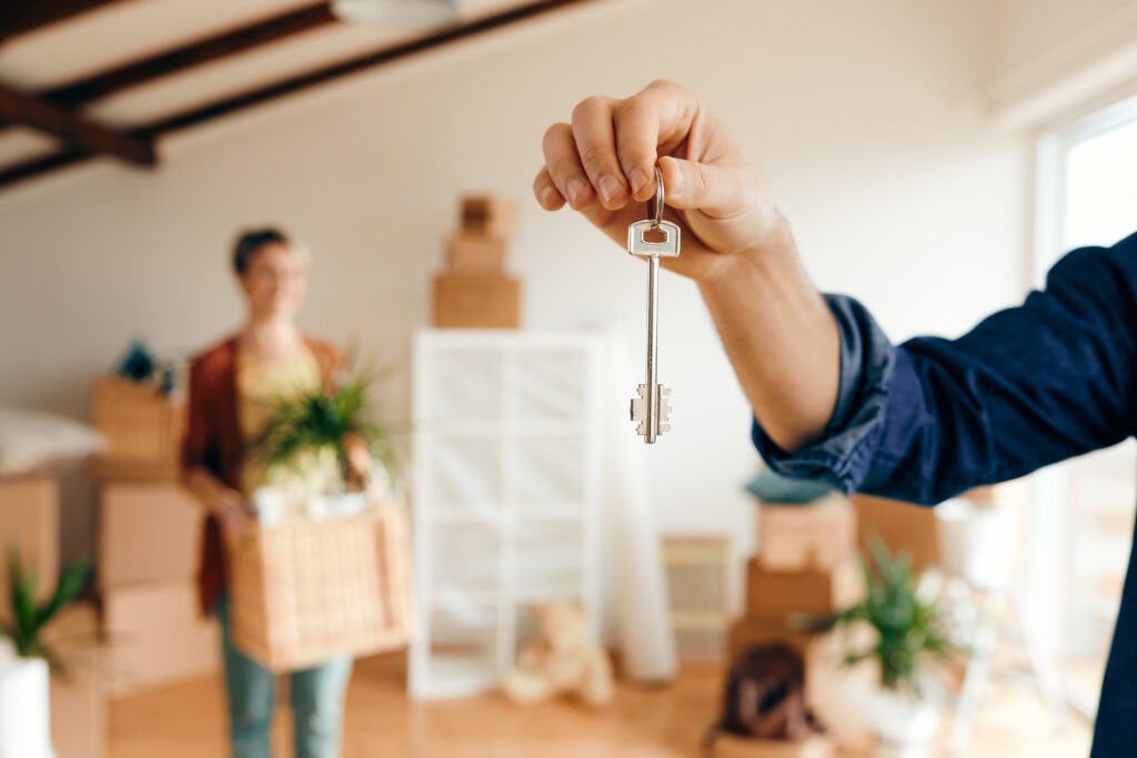 pessoa recebendo a chave depois de comprar apartamento na planta